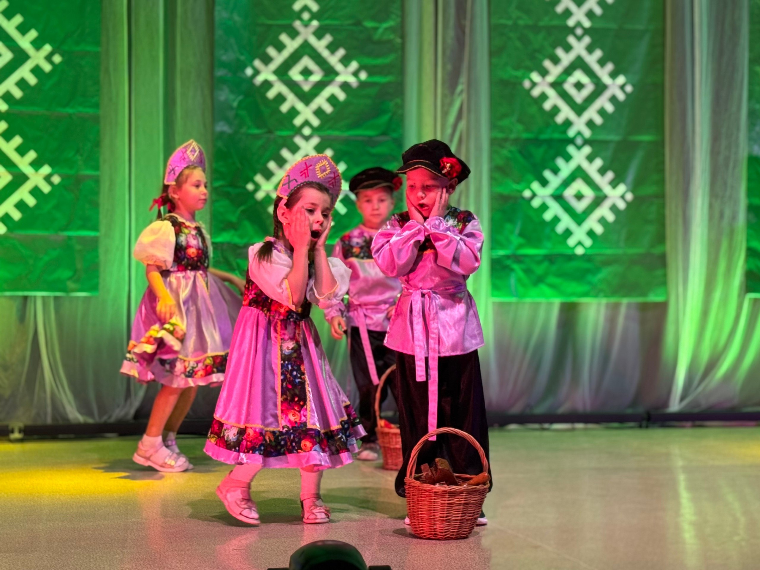 В Сыктывкаре состоялся гала-концерт открытого городского фестиваля-конкурса детского и юношеского народного творчества «Гажа гытсан» («Веселая карусель»), который соответствует задачам и целям национального проекта «Молодежь... В Сыктывкаре состоялся гала-концерт открытого городского фестиваля-конкурса детского и юношеского народного творчества «Гажа гытсан» («Веселая карусель»), который соответствует задачам и целям национального проекта «Молодежь...