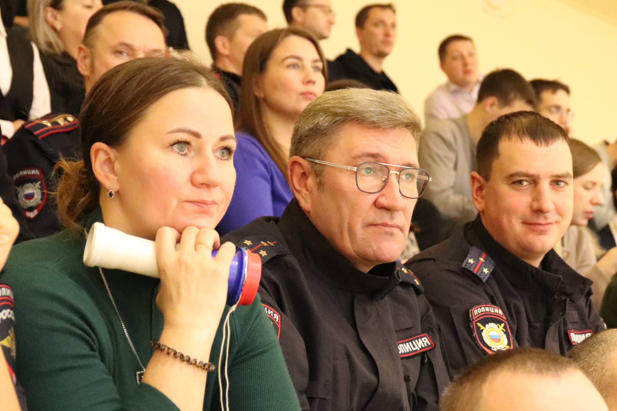 Андрей Сицский наградил победителей турнира по волейболу среди сотрудников органов безопасности и правопорядка Коми Андрей Сицский наградил победителей турнира по волейболу среди сотрудников органов безопасности и правопорядка Коми