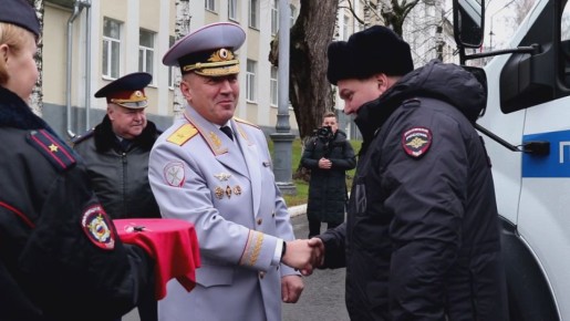 Андрей Сицский вручил полицейским ключи от новых служебных автомобилей