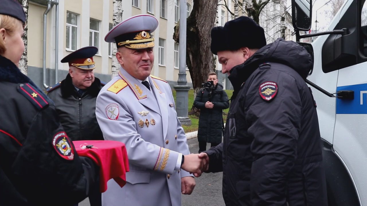 Андрей Сицский вручил полицейским ключи от новых служебных автомобилей