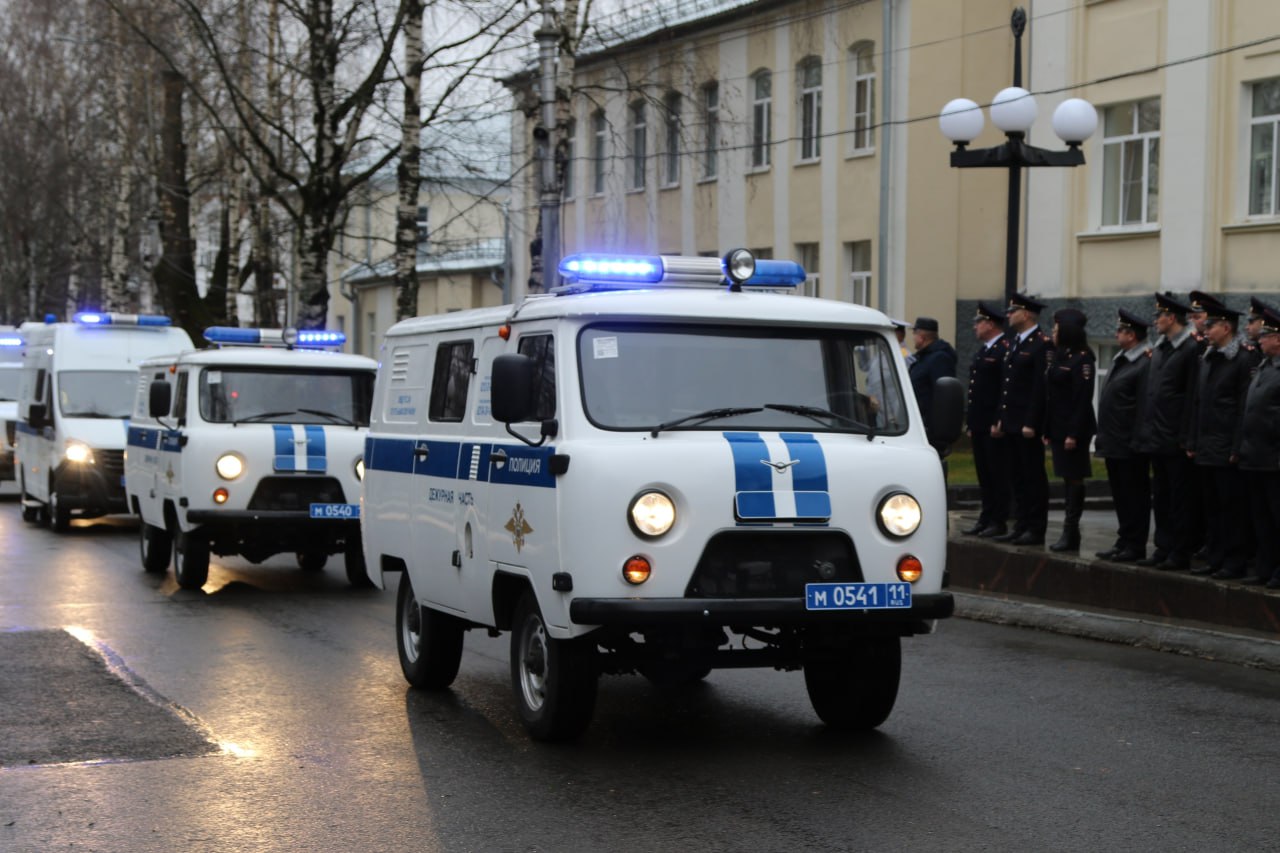 Андрей Сицский вручил полицейским ключи от новых служебных автомобилей Андрей Сицский вручил полицейским ключи от новых служебных автомобилей