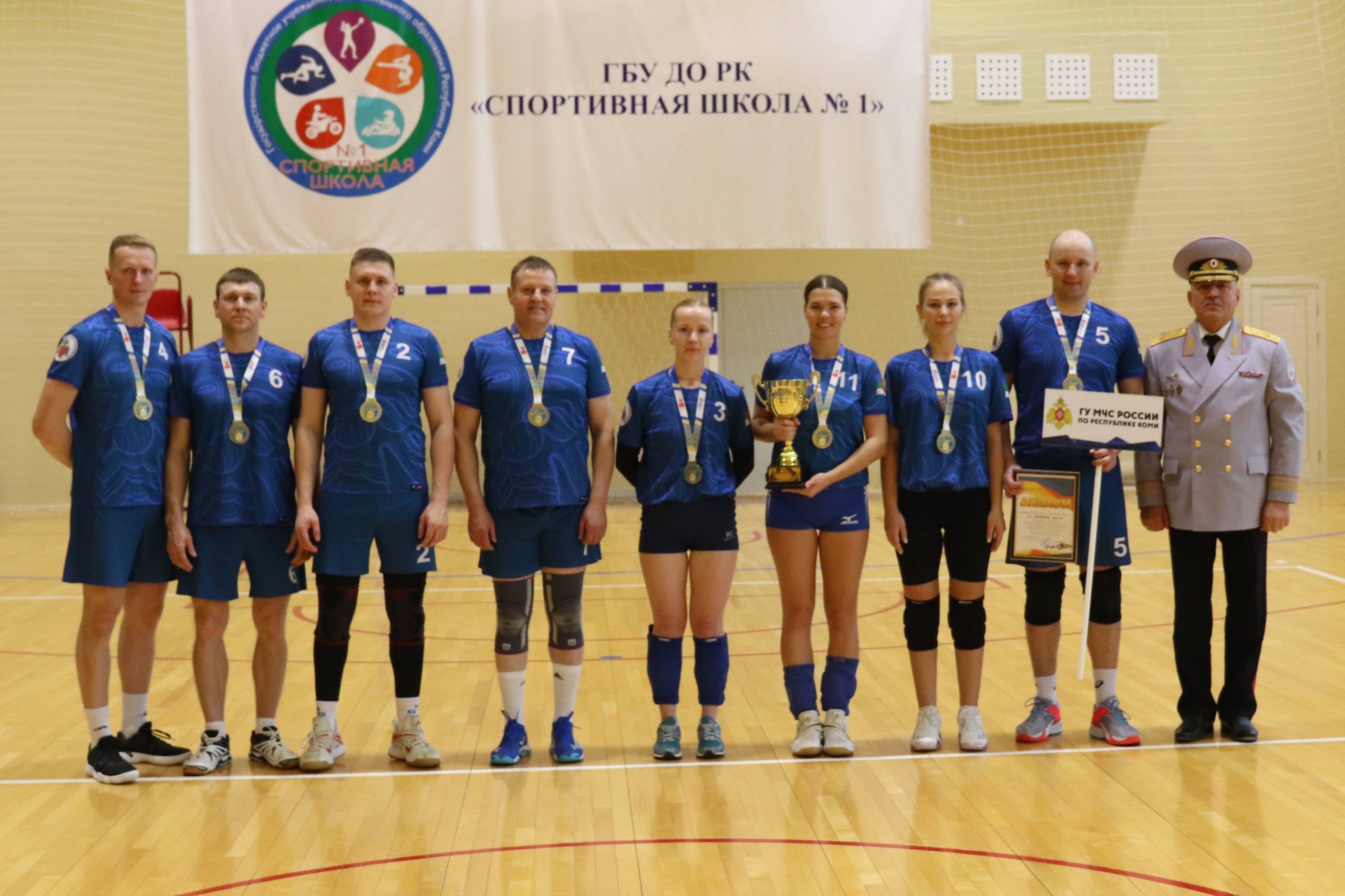 Андрей Сицский наградил победителей турнира по волейболу среди сотрудников органов безопасности и правопорядка Коми Андрей Сицский наградил победителей турнира по волейболу среди сотрудников органов безопасности и правопорядка Коми