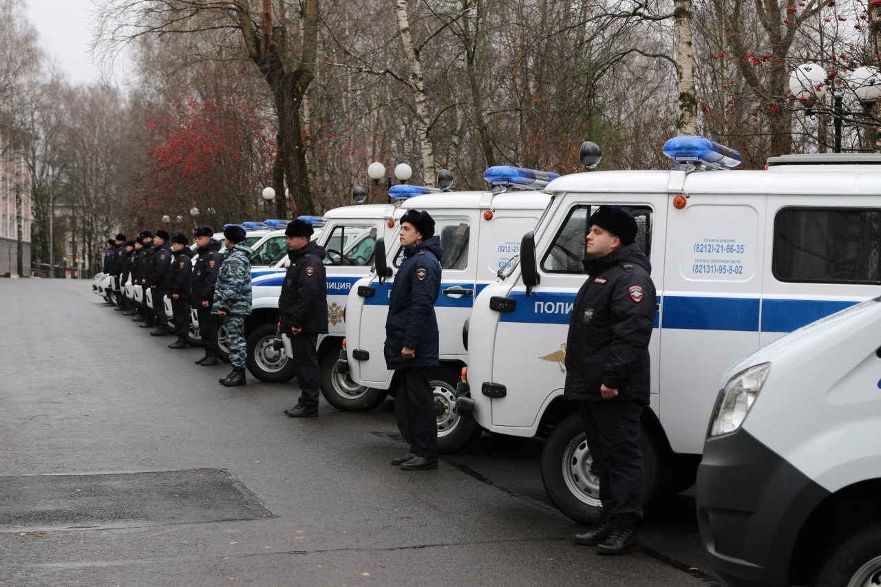 Андрей Сицский вручил полицейским ключи от новых служебных автомобилей Андрей Сицский вручил полицейским ключи от новых служебных автомобилей