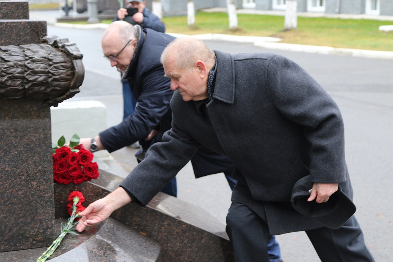 В Сыктывкаре почтили память сотрудников органов внутренних дел, погибших при исполнении служебного долга В Сыктывкаре почтили память сотрудников органов внутренних дел, погибших при исполнении служебного долга