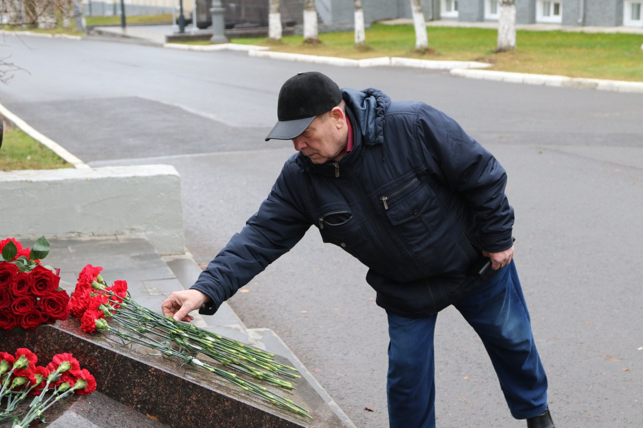 В Сыктывкаре почтили память сотрудников органов внутренних дел, погибших при исполнении служебного долга В Сыктывкаре почтили память сотрудников органов внутренних дел, погибших при исполнении служебного долга