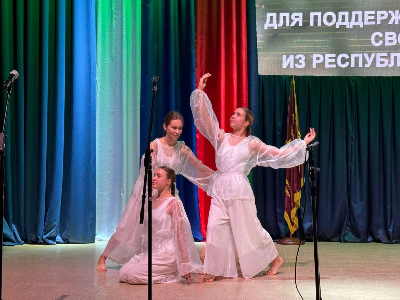 В Сыктывкаре прошел благотворительный концерт «Братское сердце», целью которого стал сбор средств для поддержки бойцов специальной военной операции В Сыктывкаре прошел благотворительный концерт «Братское сердце», целью которого стал сбор средств для поддержки бойцов специальной военной операции