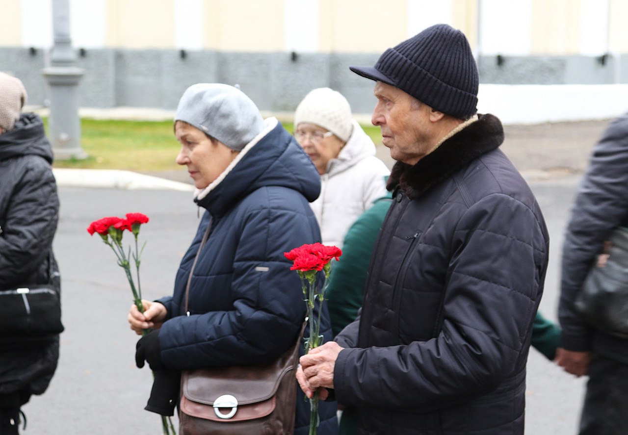 В Сыктывкаре почтили память сотрудников органов внутренних дел, погибших при исполнении служебного долга В Сыктывкаре почтили память сотрудников органов внутренних дел, погибших при исполнении служебного долга