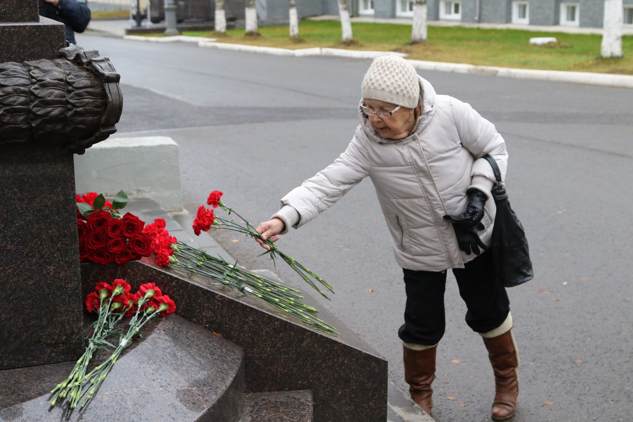 В Сыктывкаре почтили память сотрудников органов внутренних дел, погибших при исполнении служебного долга В Сыктывкаре почтили память сотрудников органов внутренних дел, погибших при исполнении служебного долга