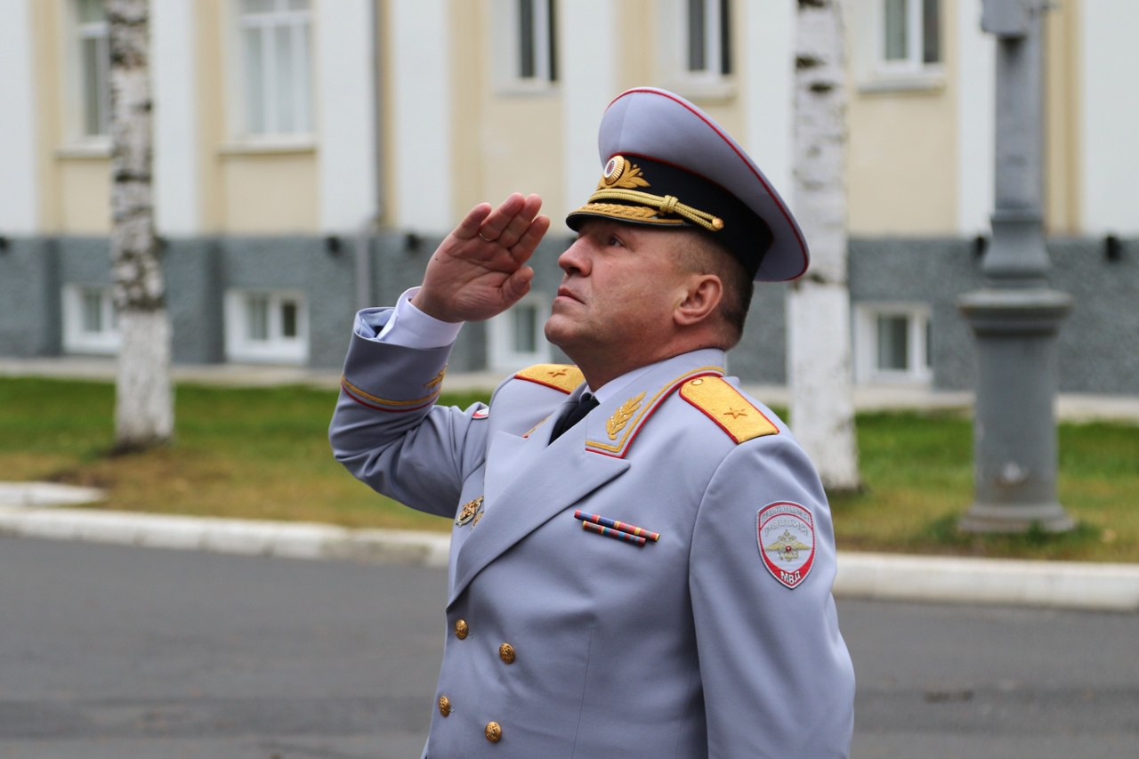 В Сыктывкаре почтили память сотрудников органов внутренних дел, погибших при исполнении служебного долга В Сыктывкаре почтили память сотрудников органов внутренних дел, погибших при исполнении служебного долга