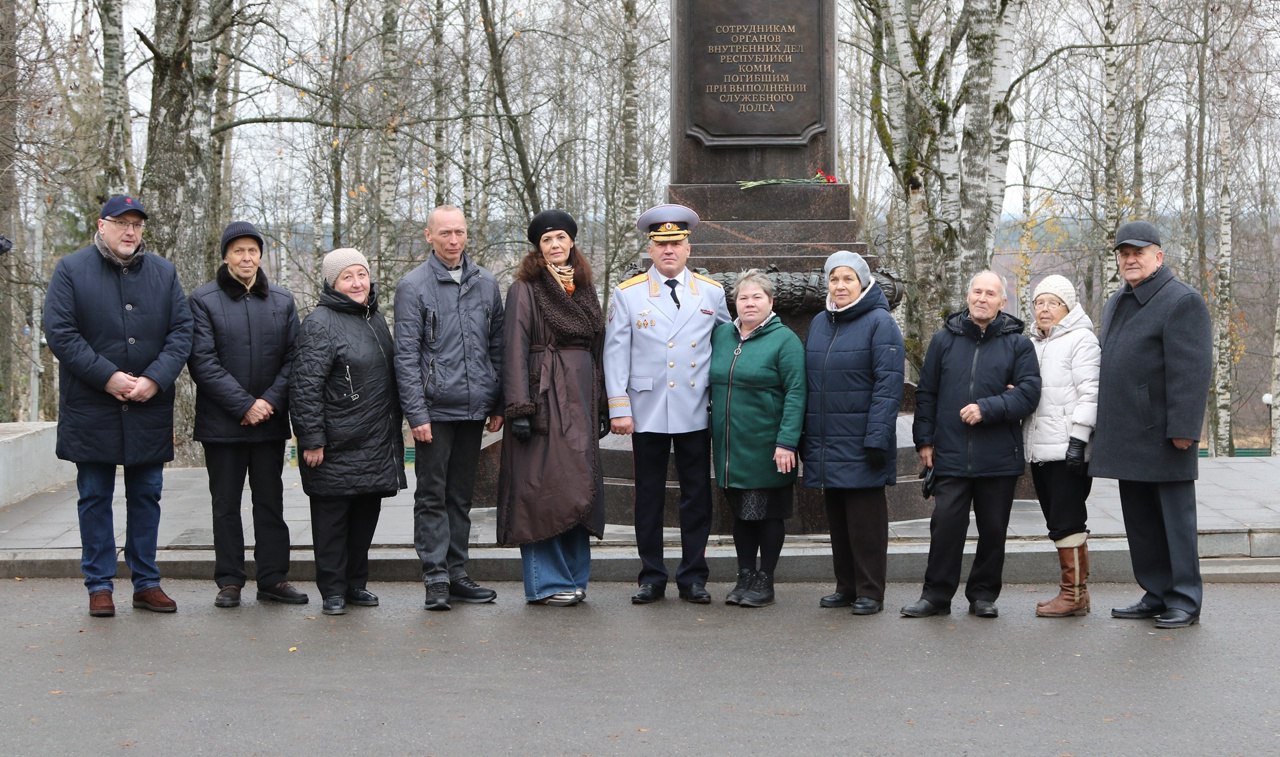 В Сыктывкаре почтили память сотрудников органов внутренних дел, погибших при исполнении служебного долга В Сыктывкаре почтили память сотрудников органов внутренних дел, погибших при исполнении служебного долга