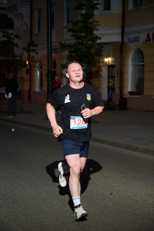 Со спортом по жизни. А мы продолжаем нашу рубрику «Неожиданный ракурс», в которой сотрудники администрации перестают быть чиновниками и раскрываются с другой стороны