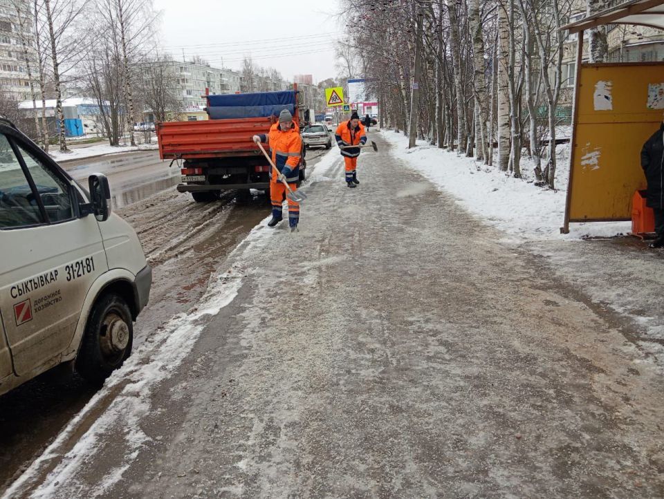 Максим Мартышин: Предприятие "Дорожное хозяйство" продолжает работу по обработке лестниц, остановок и потенциально-опасных участков противогололедными материалами