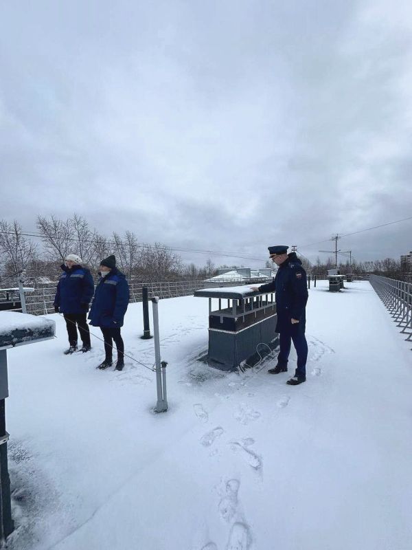 Отец внимательно осмотрел старую кровлю и сказал матери: «Да, придется менять» (Максим Горький, «Детство»)