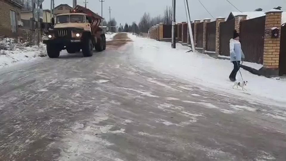 Механизированная обработка пескосоляной смесью спусков и уклонов