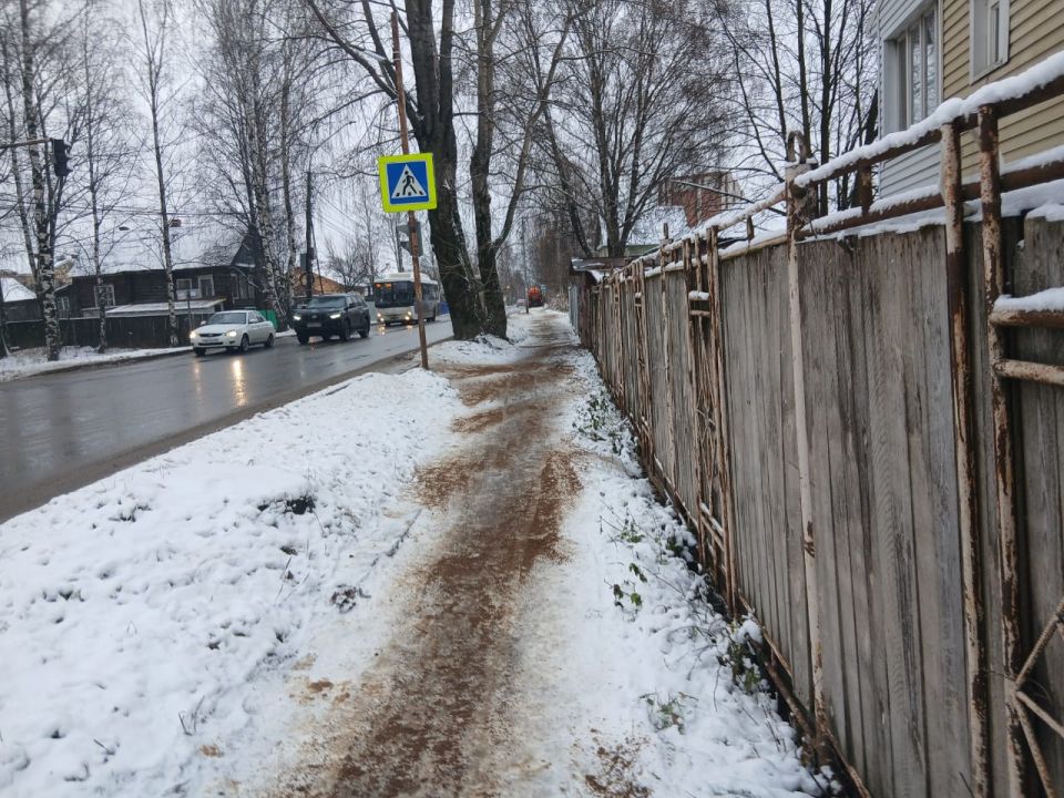 Продолжается обработка тротуаров, лестниц, автобусных остановок и подходов к пешеходным переходам противогололедными материалами