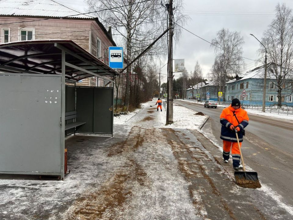 Ручная обработка тротуаров, остановок и подходов к пешеходным переходам на городских и поселковых улицах