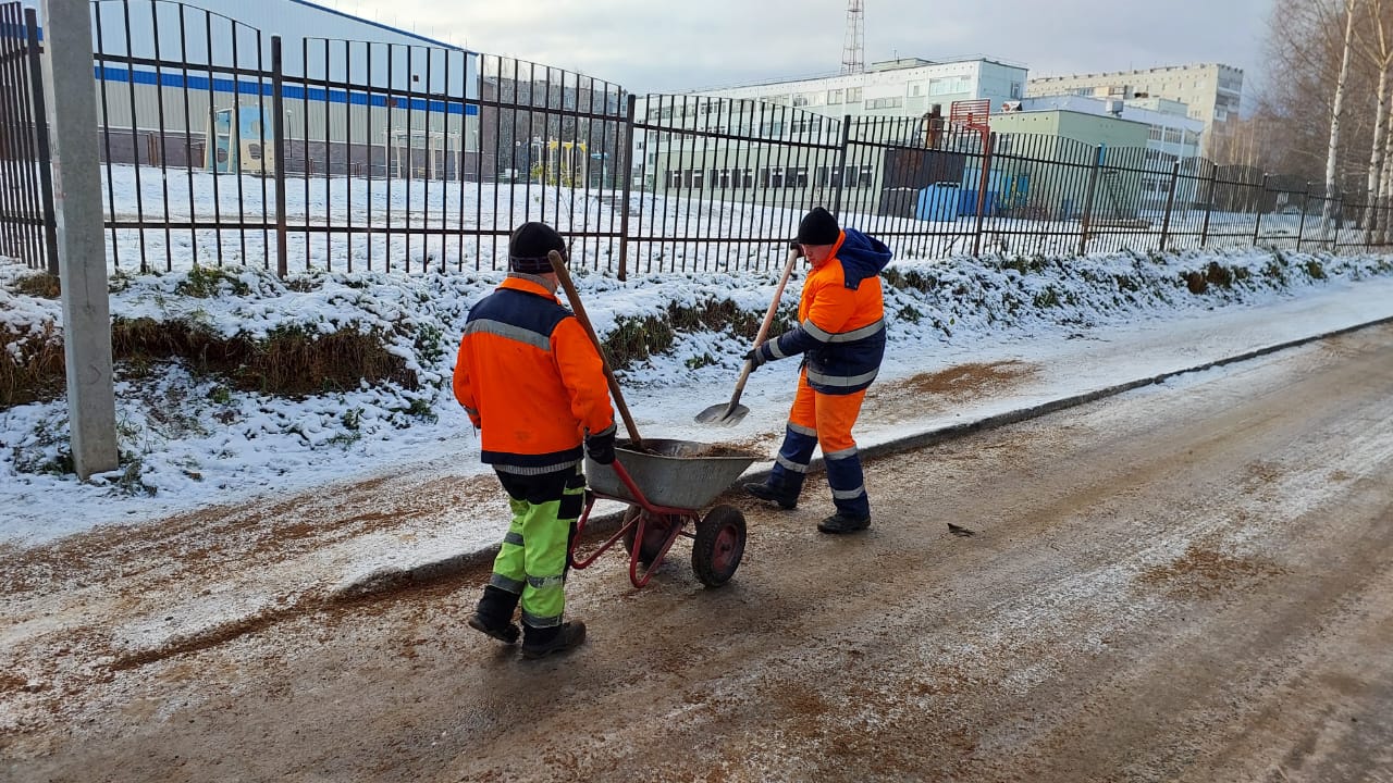Продолжаем обрабатывать противогололедными материалами улицы города Продолжаем обрабатывать противогололедными материалами улицы города