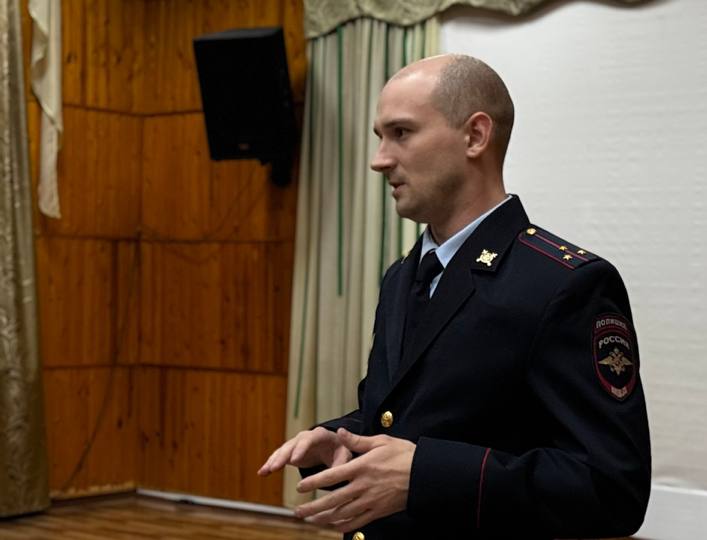 В Сыктывкаре полицейские и общественники рассказали воспитанникам детского дома, как защититься от телефонных мошенников