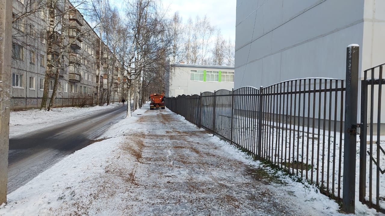 Продолжаем обрабатывать противогололедными материалами улицы города Продолжаем обрабатывать противогололедными материалами улицы города