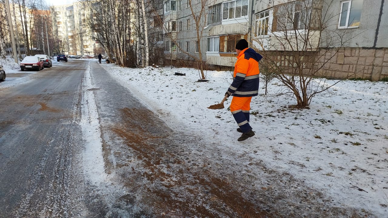 Продолжаем обрабатывать противогололедными материалами улицы города Продолжаем обрабатывать противогололедными материалами улицы города