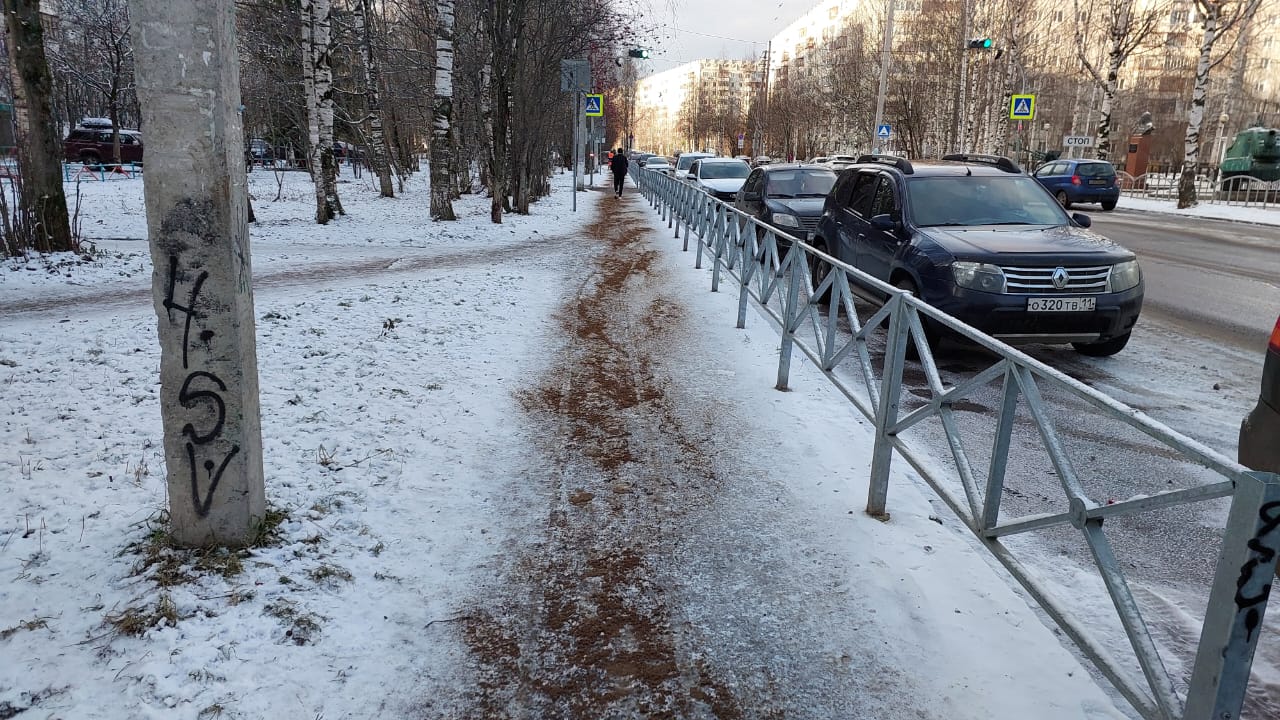 Продолжаем обрабатывать противогололедными материалами улицы города Продолжаем обрабатывать противогололедными материалами улицы города