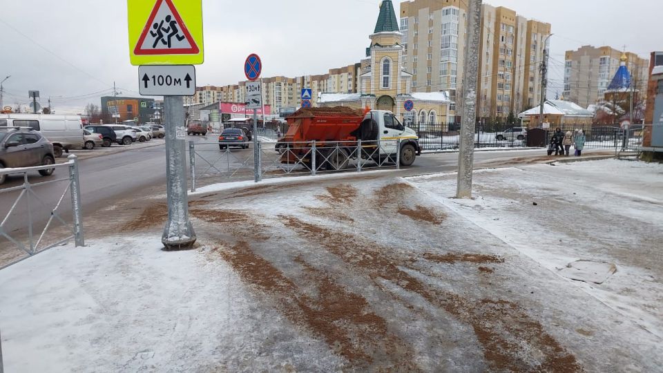 Продолжаем обрабатывать противогололедными материалами улицы города
