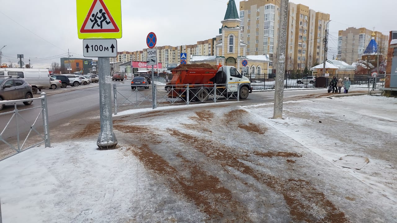 Продолжаем обрабатывать противогололедными материалами улицы города