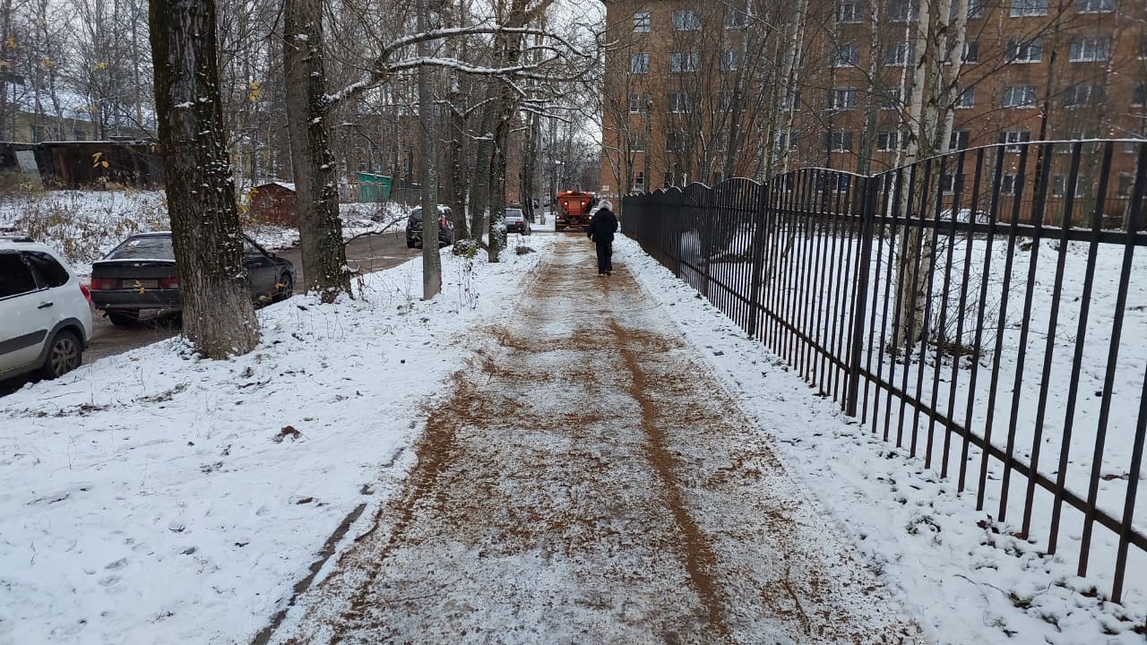 Продолжаем обрабатывать противогололедными материалами улицы города Продолжаем обрабатывать противогололедными материалами улицы города