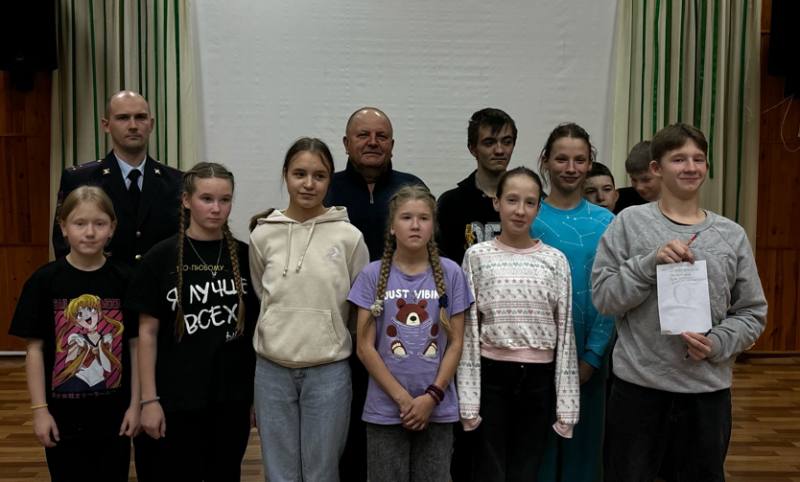 В Сыктывкаре полицейские и общественники рассказали воспитанникам детского дома, как защититься от телефонных мошенников В Сыктывкаре полицейские и общественники рассказали воспитанникам детского дома, как защититься от телефонных мошенников