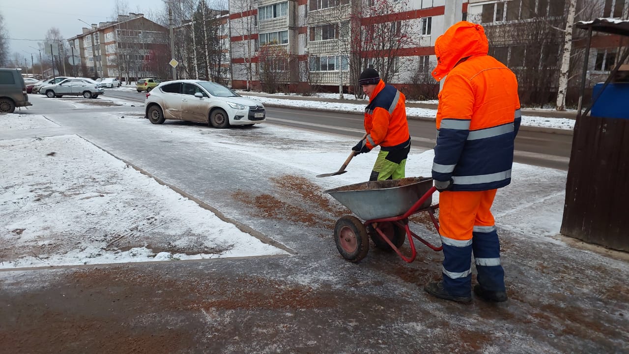 Продолжаем обрабатывать противогололедными материалами улицы города Продолжаем обрабатывать противогололедными материалами улицы города