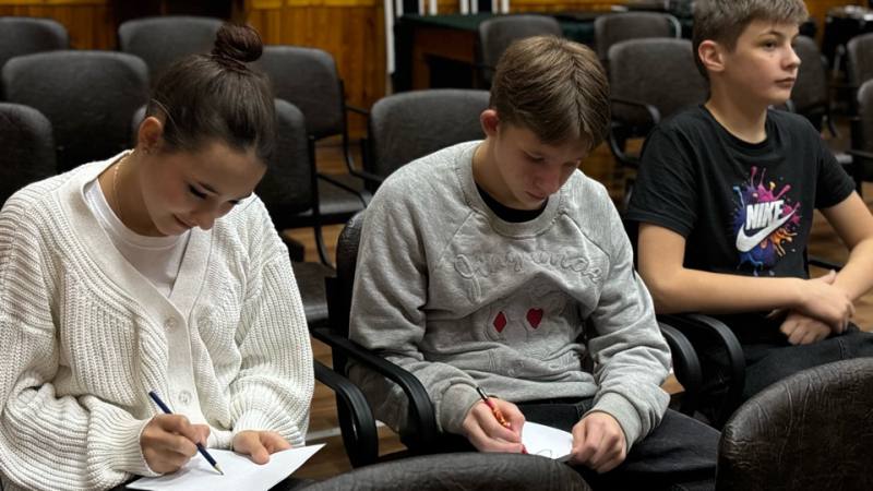 В Сыктывкаре полицейские и общественники рассказали воспитанникам детского дома, как защититься от телефонных мошенников В Сыктывкаре полицейские и общественники рассказали воспитанникам детского дома, как защититься от телефонных мошенников