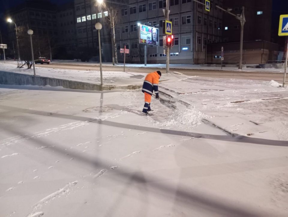 Максим Мартышин: Утренние хлопоты дневной смены: почистить остановки, подсыпать лестницы, освободить подходы к пешеходным переходам, прибрать Стефановскую площадь