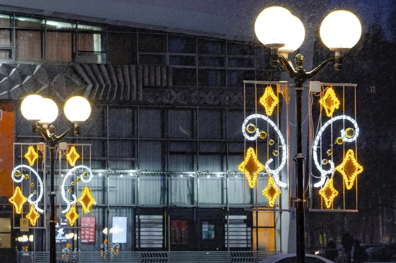 В Сыктывкаре зажглась первая новогодняя иллюминация!