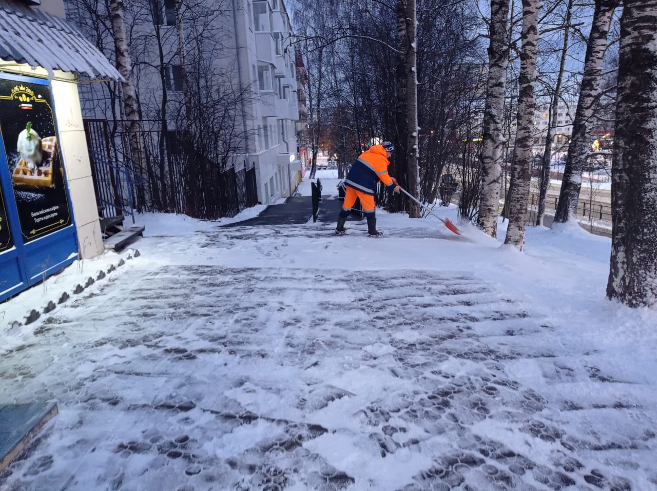 Максим Мартышин: Утренние хлопоты дневной смены: почистить остановки, подсыпать лестницы, освободить подходы к пешеходным переходам, прибрать Стефановскую площадь Максим Мартышин: Утренние хлопоты дневной смены: почистить остановки, подсыпать лестницы, освободить подходы к пешеходным переходам, прибрать Стефановскую площадь