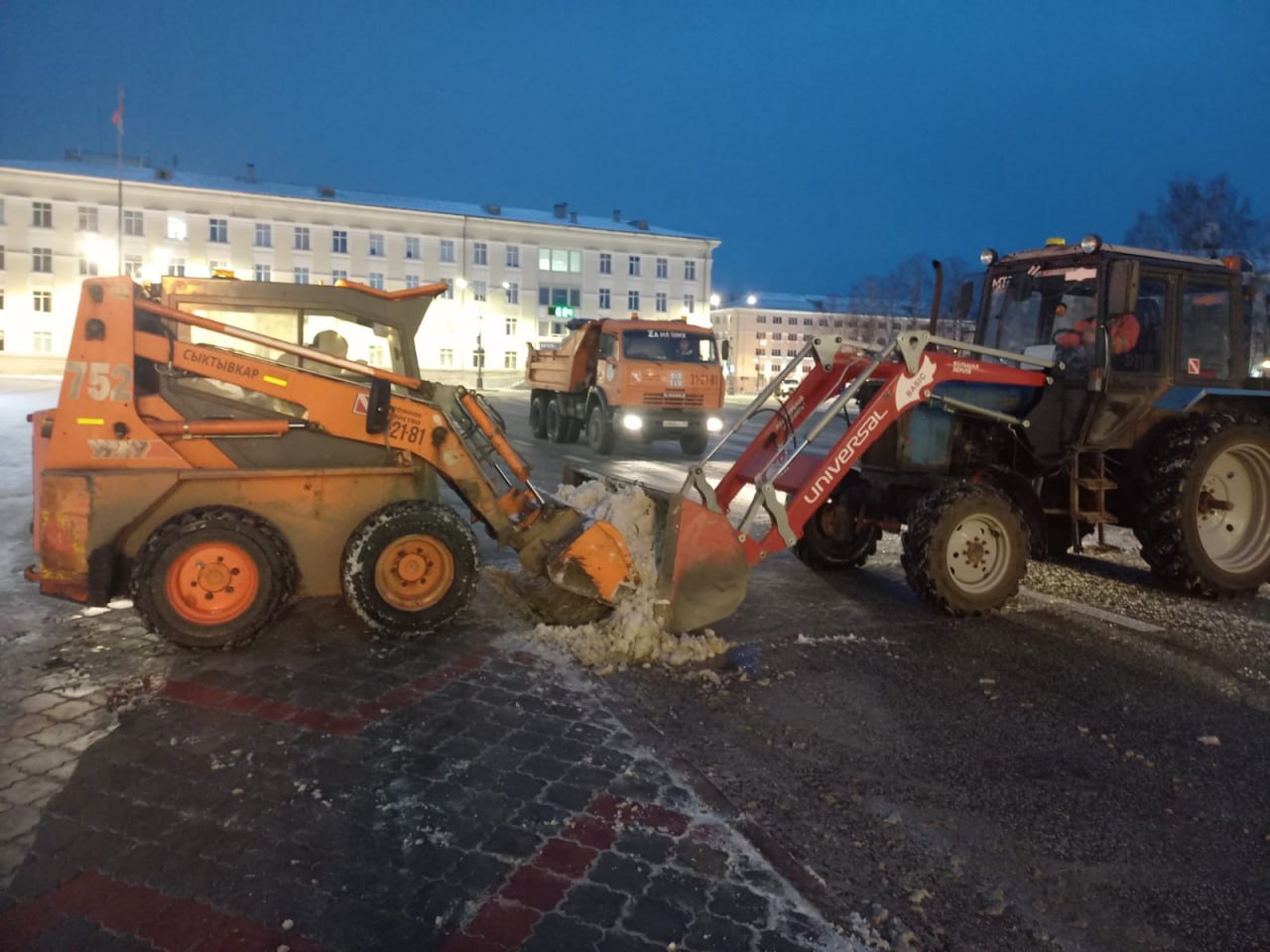 Максим Мартышин: Утренние хлопоты дневной смены: почистить остановки, подсыпать лестницы, освободить подходы к пешеходным переходам, прибрать Стефановскую площадь Максим Мартышин: Утренние хлопоты дневной смены: почистить остановки, подсыпать лестницы, освободить подходы к пешеходным переходам, прибрать Стефановскую площадь