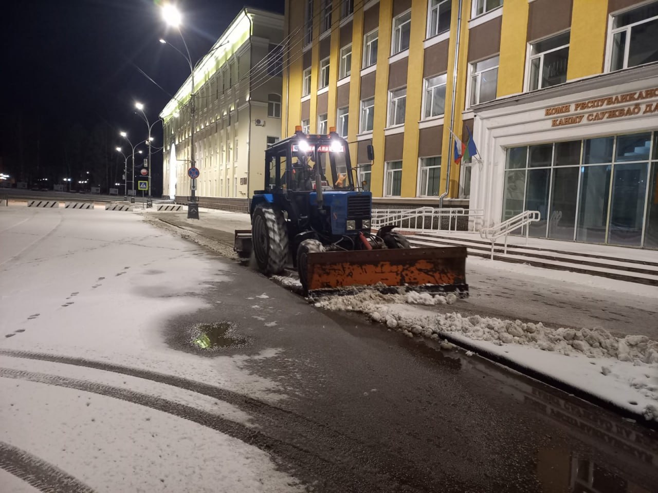 Максим Мартышин: Утренние хлопоты дневной смены: почистить остановки, подсыпать лестницы, освободить подходы к пешеходным переходам, прибрать Стефановскую площадь Максим Мартышин: Утренние хлопоты дневной смены: почистить остановки, подсыпать лестницы, освободить подходы к пешеходным переходам, прибрать Стефановскую площадь