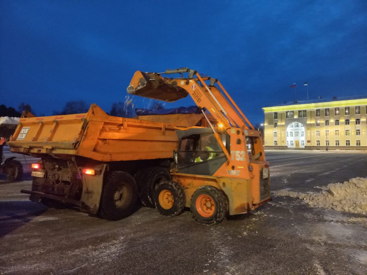 Максим Мартышин: Утренние хлопоты дневной смены: почистить остановки, подсыпать лестницы, освободить подходы к пешеходным переходам, прибрать Стефановскую площадь Максим Мартышин: Утренние хлопоты дневной смены: почистить остановки, подсыпать лестницы, освободить подходы к пешеходным переходам, прибрать Стефановскую площадь