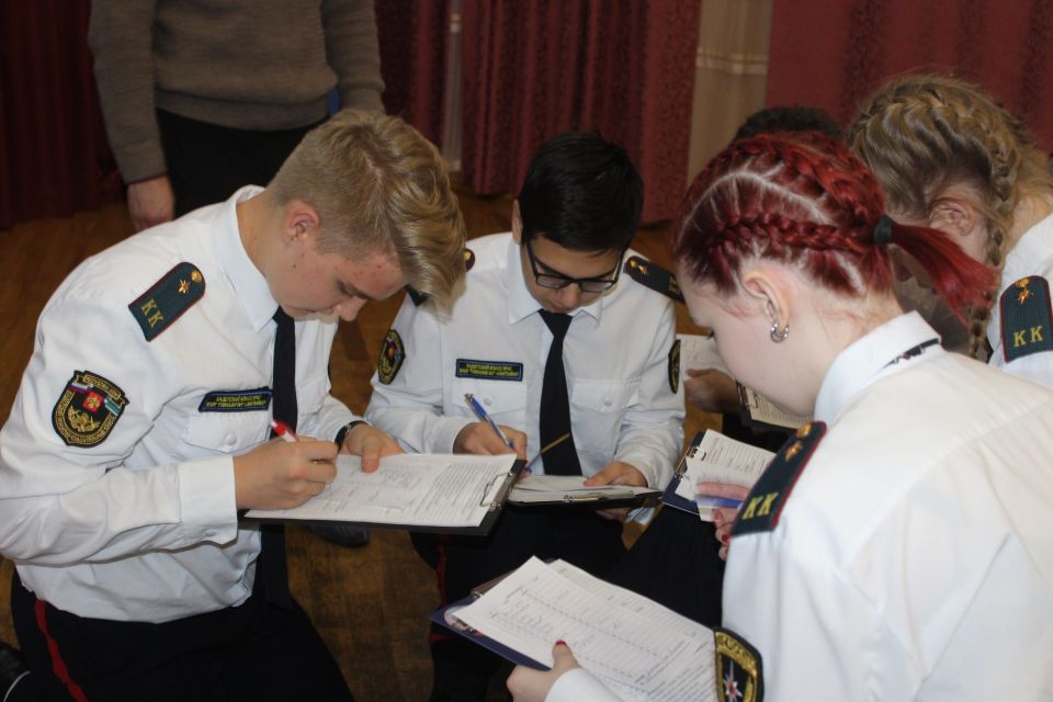 В Эжвинском Дворце культуры бумажников прошла военно-патриотическая игра «Русский солдат умом и силой богат», приуроченная ко Дню призывника