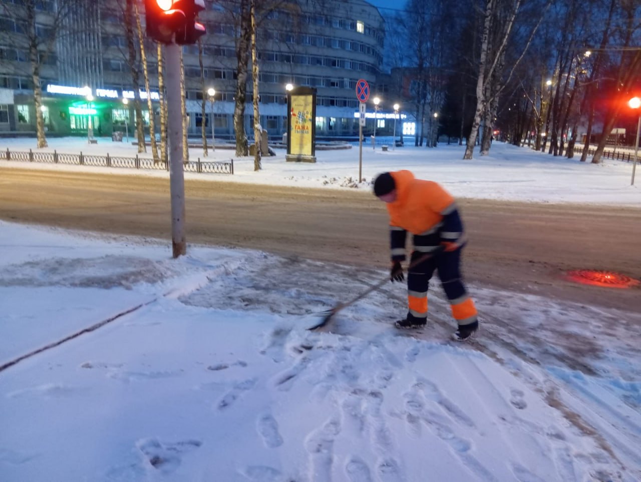 Максим Мартышин: Утренние хлопоты дневной смены: почистить остановки, подсыпать лестницы, освободить подходы к пешеходным переходам, прибрать Стефановскую площадь Максим Мартышин: Утренние хлопоты дневной смены: почистить остановки, подсыпать лестницы, освободить подходы к пешеходным переходам, прибрать Стефановскую площадь