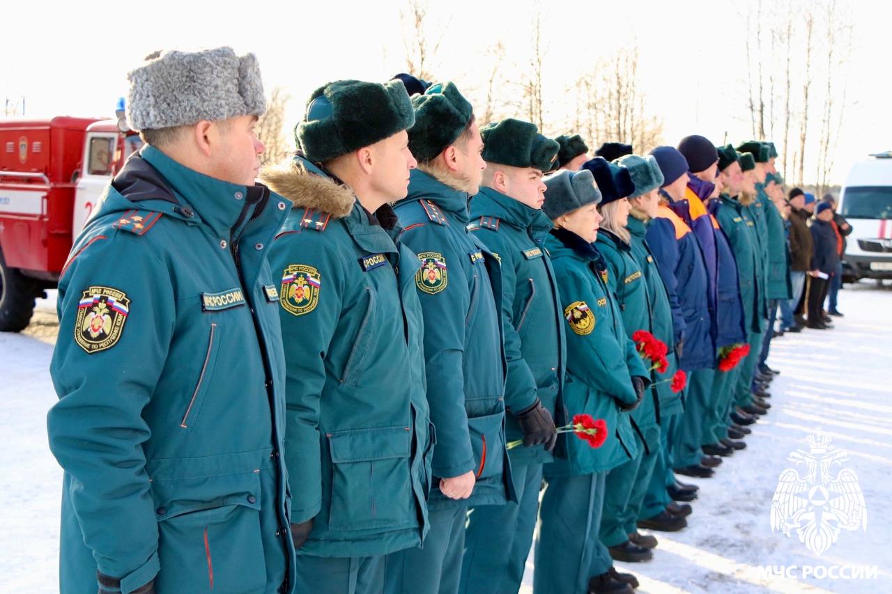 В Емве открыли мемориальную доску в память сотрудника МЧС России, погибшего при исполнении служебного долга В Емве открыли мемориальную доску в память сотрудника МЧС России, погибшего при исполнении служебного долга