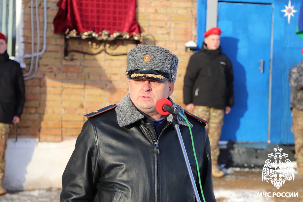 В Емве открыли мемориальную доску в память сотрудника МЧС России, погибшего при исполнении служебного долга В Емве открыли мемориальную доску в память сотрудника МЧС России, погибшего при исполнении служебного долга