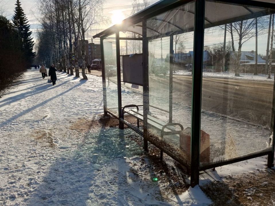 Максим Мартышин: Ну и к плохим новостям: на улице Савина на остановке Скала, но уже на противоположной стороне, снова разбили стеклянную панель