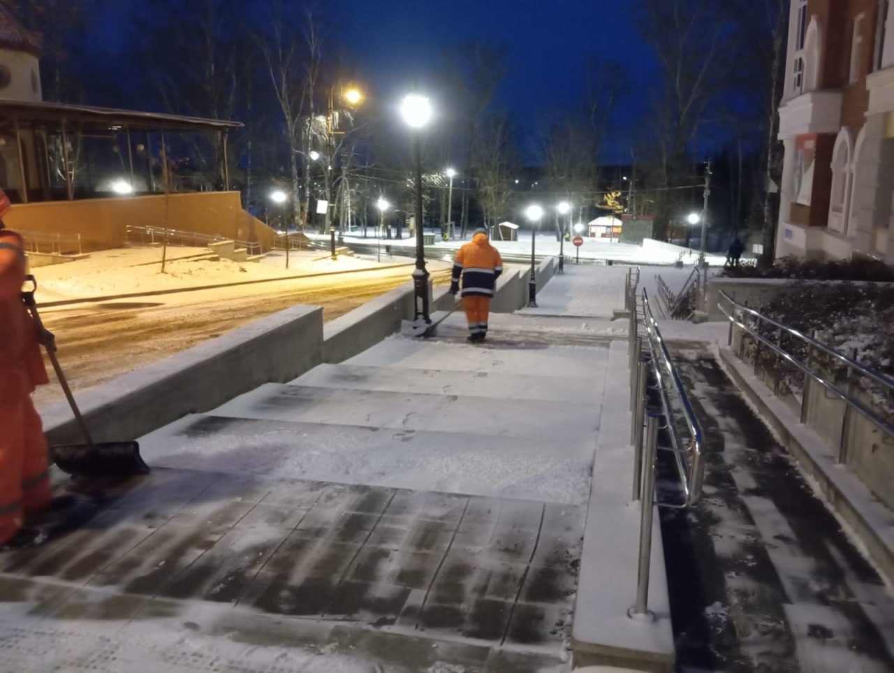 Максим Мартышин: Утренние хлопоты дневной смены: почистить остановки, подсыпать лестницы, освободить подходы к пешеходным переходам, прибрать Стефановскую площадь Максим Мартышин: Утренние хлопоты дневной смены: почистить остановки, подсыпать лестницы, освободить подходы к пешеходным переходам, прибрать Стефановскую площадь