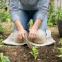 Как старый коврик может спасти ваши колени во время прополки