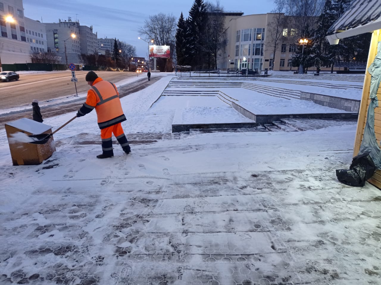 Максим Мартышин: Утренние хлопоты дневной смены: почистить остановки, подсыпать лестницы, освободить подходы к пешеходным переходам, прибрать Стефановскую площадь Максим Мартышин: Утренние хлопоты дневной смены: почистить остановки, подсыпать лестницы, освободить подходы к пешеходным переходам, прибрать Стефановскую площадь