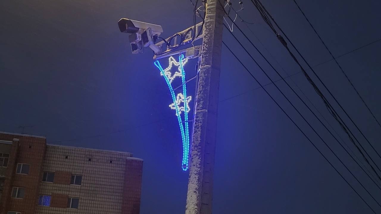 В Сыктывкаре зажглась первая новогодняя иллюминация В Сыктывкаре зажглась первая новогодняя иллюминация