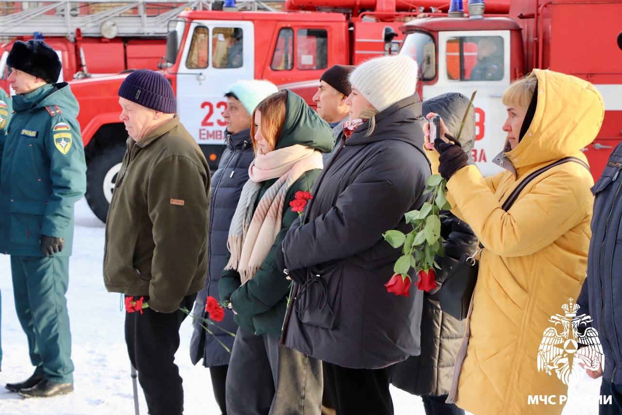 В Емве открыли мемориальную доску в память сотрудника МЧС России, погибшего при исполнении служебного долга В Емве открыли мемориальную доску в память сотрудника МЧС России, погибшего при исполнении служебного долга