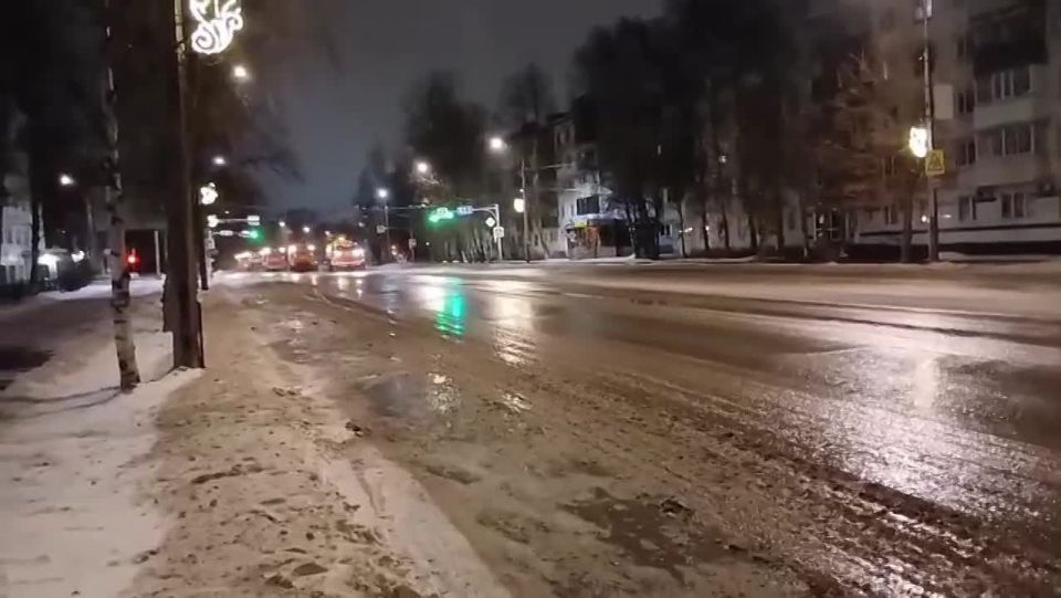 Максим Мартышин: Результаты ночной работы:. Механизированная уборка улично-дорожной сети от подтаявших снежных масс #МКП_Дорожное_хозяйство #Сыктывкар #Дороги