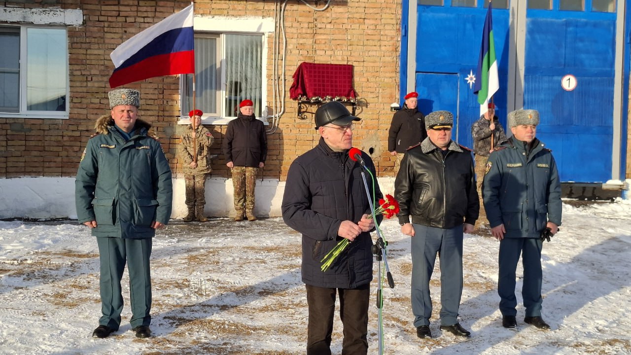 В Емве открыли мемориальную доску в память о спасателе Иване Торлопове В Емве открыли мемориальную доску в память о спасателе Иване Торлопове