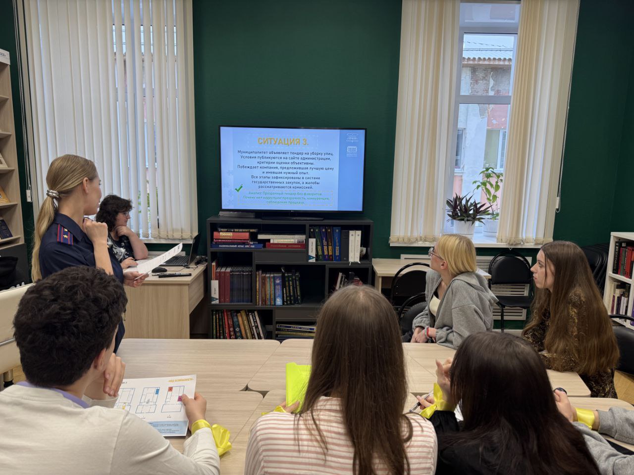 Сотрудники следственного управления приняли участие в профилактическом мероприятии для молодежи Сотрудники следственного управления приняли участие в профилактическом мероприятии для молодежи